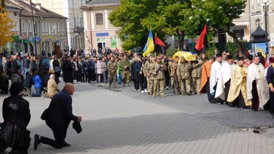 На Тернопільщині попрощалися із двома військовослужбовцями На Тернопільщині попрощалися із двома військовослужбовцями