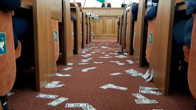 Під час сесії Харківської міськради у залі розкидали бутафорські гроші
