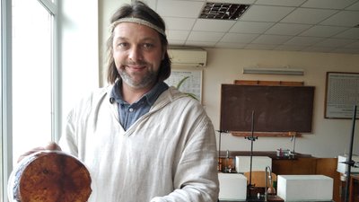 Житомирянин створив біолабораторію, де навчає дітей створювати екологічні речі, які замінять пластик Житомирянин створив біолабораторію, де навчає дітей створювати екологічні речі, які замінять пластик
