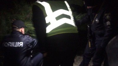 Миколаївські поліцейські викрили браконьєрів на незаконній вирубці ялинок Миколаївські поліцейські викрили браконьєрів на незаконній вирубці ялинок