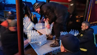Людей забезпечують бутельованою водою Людей забезпечують бутельованою водою