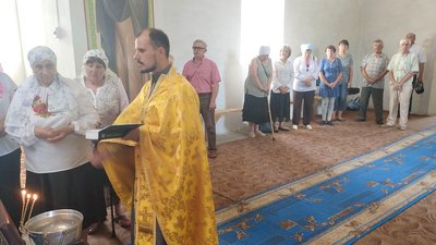 Віряни ПЦУ під час першого молебню у Свято-Миколаївському храмі Віряни ПЦУ під час першого молебню у Свято-Миколаївському храмі