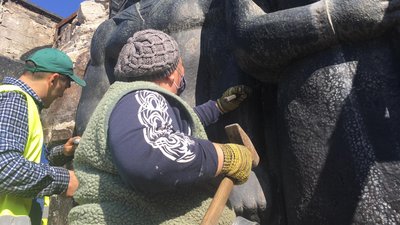 Підрядник розповів про демонтаж барельєфів Монумента Слави