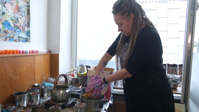 Кишенькове джерело тепла і світла. У Франківську майстриня виготовляє окопні свічки для бійців Кишенькове джерело тепла і світла. У Франківську майстриня виготовляє окопні свічки для бійців