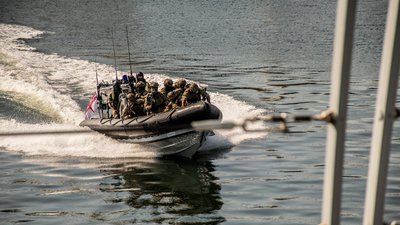 В Одесі відбулися тренування спецпризначенців на британському есмінці В Одесі відбулися тренування спецпризначенців на британському есмінці