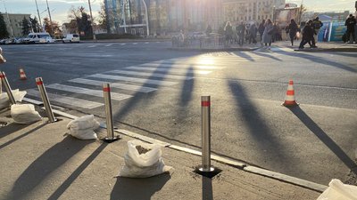 На місці аварії за участі Зайцевої та Дронова у Харкові встановлюють стовпчики для безпеки пішоходів На місці аварії за участі Зайцевої та Дронова у Харкові встановлюють стовпчики для безпеки пішоходів