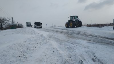 На Долинщині автомобілі витягують трактором На Долинщині автомобілі витягують трактором