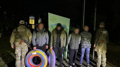 На кольорових надувних кругах. На Закарпатті затримали чоловіків, які хотіли незаконно перетнути кордон через річку Тису
