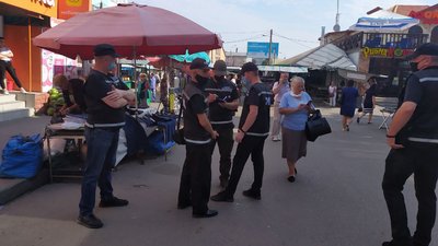 Попри заборону: на вулиці Шевченка у Рівному знову торгують Попри заборону: на вулиці Шевченка у Рівному знову торгують