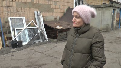 Пошкоджена багатоповерхівка наслідки обстрілу Мирноград Донецька область Пошкоджена багатоповерхівка наслідки обстрілу Мирноград Донецька область