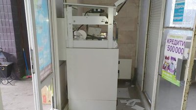 На Дніпропетровщині затримали двох підлітків, підозрюваних у спробі пограбування банкомату