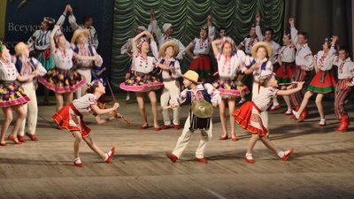 У Хмельницькому в другому турі фестивалю змагаються 34 колективи з чотирьох областей України. Фото: Суспільне. Поділля.