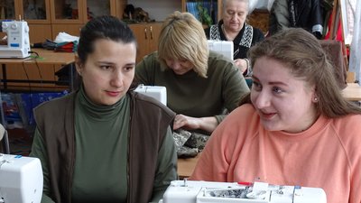 У волинському ліцеї вчителі, школярі та переселенці шиють військову амуніцію У волинському ліцеї вчителі, школярі та переселенці шиють військову амуніцію