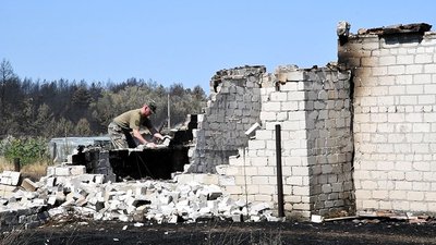 Курсанти з Одеси допомагають розбирати згарища на Луганщині Курсанти з Одеси допомагають розбирати згарища на Луганщині