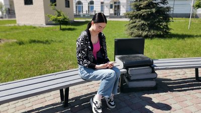 Дівчина відпочиває в парку Полтави Дівчина відпочиває в парку Полтави