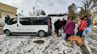 "Життя налагоджується, аби мирне небо було". Миколаївські волонтери доставили допомогу жителям постраждалих сіл