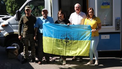 Волонтери передають мобільний стоматологічний кабінет Волонтери передають мобільний стоматологічний кабінет