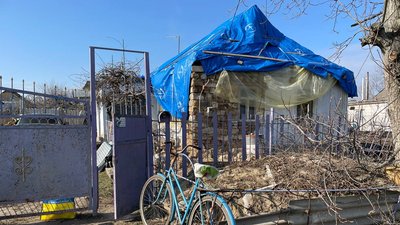 Історія волонтера. На Миколаївщині чоловік залишився в селі допомагати людям попри зруйнований будинок Історія волонтера. На Миколаївщині чоловік залишився в селі допомагати людям попри зруйнований будинок