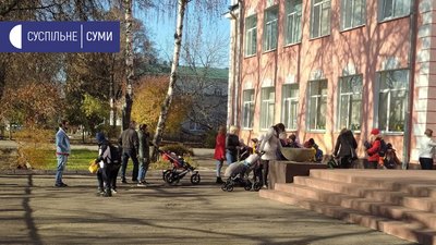Діти 1-4 класів у сумських школах вийшли на навчання, попри рішення комісії з питань ТЕБ та НС Діти 1-4 класів у сумських школах вийшли на навчання, попри рішення комісії з питань ТЕБ та НС