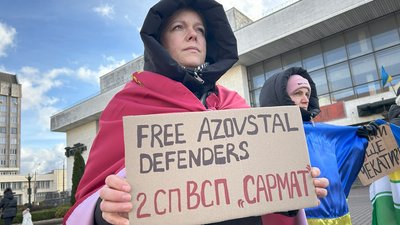 В Івано-Франківську провели акцію на підтримку полонених оборонців Маріуполя В Івано-Франківську провели акцію на підтримку полонених оборонців Маріуполя