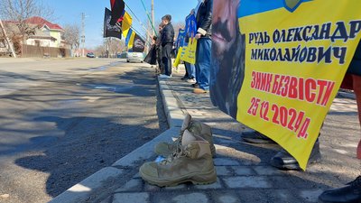 Тюльпани для тих, хто чекає: у Шполі на Черкащині відбулася акція "Не мовчи — полон вбиває" Тюльпани для тих, хто чекає: у Шполі на Черкащині відбулася акція "Не мовчи — полон вбиває"