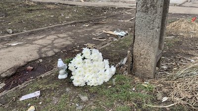 Втратила маму. Донька загиблої внаслідок удару по Кривому Рогу прийшла на місце трагедії Втратила маму. Донька загиблої внаслідок удару по Кривому Рогу прийшла на місце трагедії