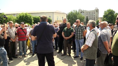 У Житомирі більше сотні житомирян біля приміщення обласної ради вимагали перерахунку пенсій У Житомирі більше сотні житомирян біля приміщення обласної ради вимагали перерахунку пенсій
