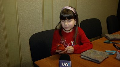 Житомирянка Лариса Дановська навчила дітей створювати новорічні іграшки з вовни