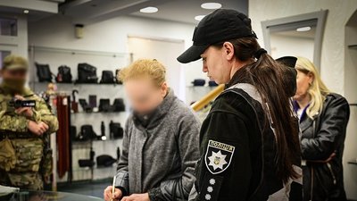 Затримали жінку у Запоріжжі за підозрою в організації незаконного виїзду за кордон