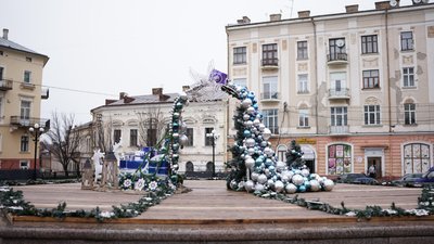 На площі Філармонії у Чернівцях облаштували новорічну фотозону На площі Філармонії у Чернівцях облаштували новорічну фотозону