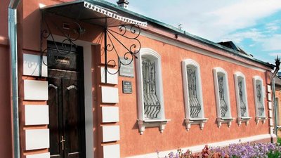Сучасний вигляд літературно-меморіального музею Івана Карпенка-Карого. У цьому будинку драматург мешкав з 1772 до 1883 року Сучасний вигляд літературно-меморіального музею Івана Карпенка-Карого. У цьому будинку драматург мешкав з 1772 до 1883 року