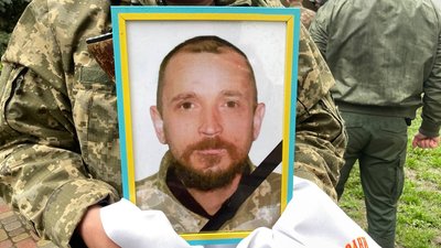 "Він героєм залишиться для нас завжди": у Полтаві попрощалися із бійцем Сергієм Нелюбою "Він героєм залишиться для нас завжди": у Полтаві попрощалися із бійцем Сергієм Нелюбою