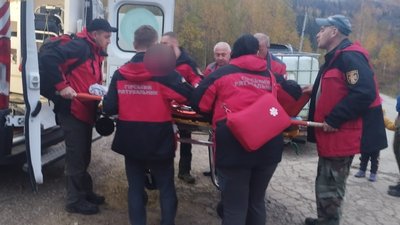 У Карпатах рятувальники допомогли спуститися з гори травмованій туристці У Карпатах рятувальники допомогли спуститися з гори травмованій туристці