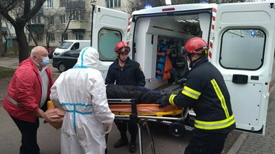 Черкаські рятувальники дістали з підвалу жінку без свідомості Черкаські рятувальники дістали з підвалу жінку без свідомості