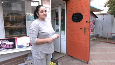 "Щоб не залишалися голодними". У Франківську жінка поставила соціальний кошик у своєму магазині "Щоб не залишалися голодними". У Франківську жінка поставила соціальний кошик у своєму магазині