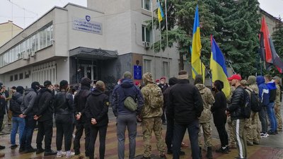 У Тернополі біля будівлі ОДА протестують — правий сектор вимагає відставки Авакова У Тернополі біля будівлі ОДА протестують — правий сектор вимагає відставки Авакова