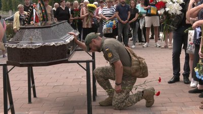 У Житомирі попрощалися із двома військовими, які загинули за Україну У Житомирі попрощалися із двома військовими, які загинули за Україну