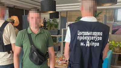 Прокуратура, переправлення за кордон, підозра