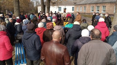 У селі на Житомирщині місцеві жителі зібралися на схід села, протестуючи проти оптимізації школи У селі на Житомирщині місцеві жителі зібралися на схід села, протестуючи проти оптимізації школи