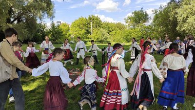 У Молодіжному парку Хмельницького співають гаївки