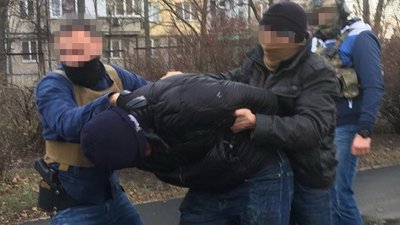 Посадовців СБУ з Донеччини підозрюють у продажі інформації про деталізацію з'єднань мобільних операторів Посадовців СБУ з Донеччини підозрюють у продажі інформації про деталізацію з'єднань мобільних операторів