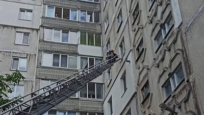 У Хмельницькому рятувальники визволяли собаку, якого замкнули у квартирі