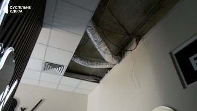 Повилітали вікна та стеля: салон краси в Одесі відновив роботу через день після атаки
