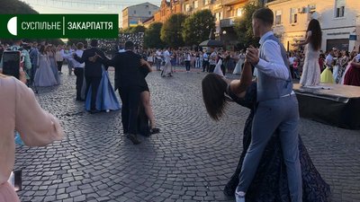 Випускники пройшли парадом вулицями Мукачева Випускники пройшли парадом вулицями Мукачева