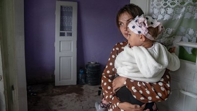 Після підтоплення сім'я Вайпан і далі проживає в будинку, попри небезпеку. Фото: Суспільне Буковини