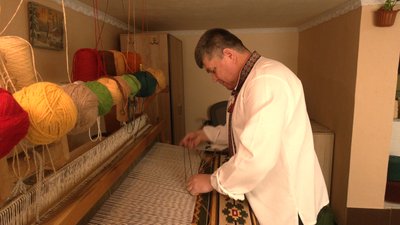Гуцульські килими з дитинства. Як прикарпатський майстер продовжує бабусину справу Гуцульські килими з дитинства. Як прикарпатський майстер продовжує бабусину справу