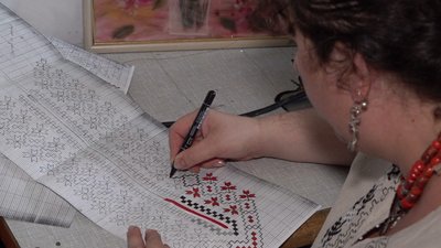 Черкаська вишивальниця у четвертому поколінні відроджує старовинні орнаменти Черкаська вишивальниця у четвертому поколінні відроджує старовинні орнаменти