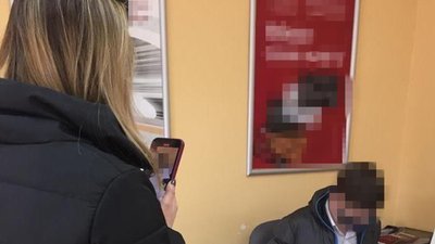 На Житомирщині викрили посадовця банку – обслуговував нелегальних експортерів державної деревини На Житомирщині викрили посадовця банку – обслуговував нелегальних експортерів державної деревини