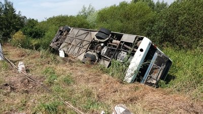 Їхали на прощу до Зарваниці: на Тернопільщині перекинувся автобус з паломниками, є травмовані