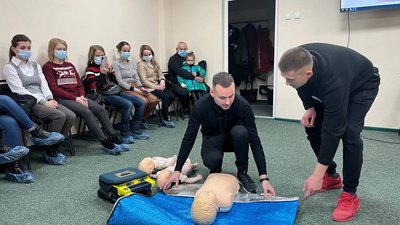 Що робити, коли діти давляться їжею чи непритомніють. У Чернівцях провели навчання для батьків Що робити, коли діти давляться їжею чи непритомніють. У Чернівцях провели навчання для батьків